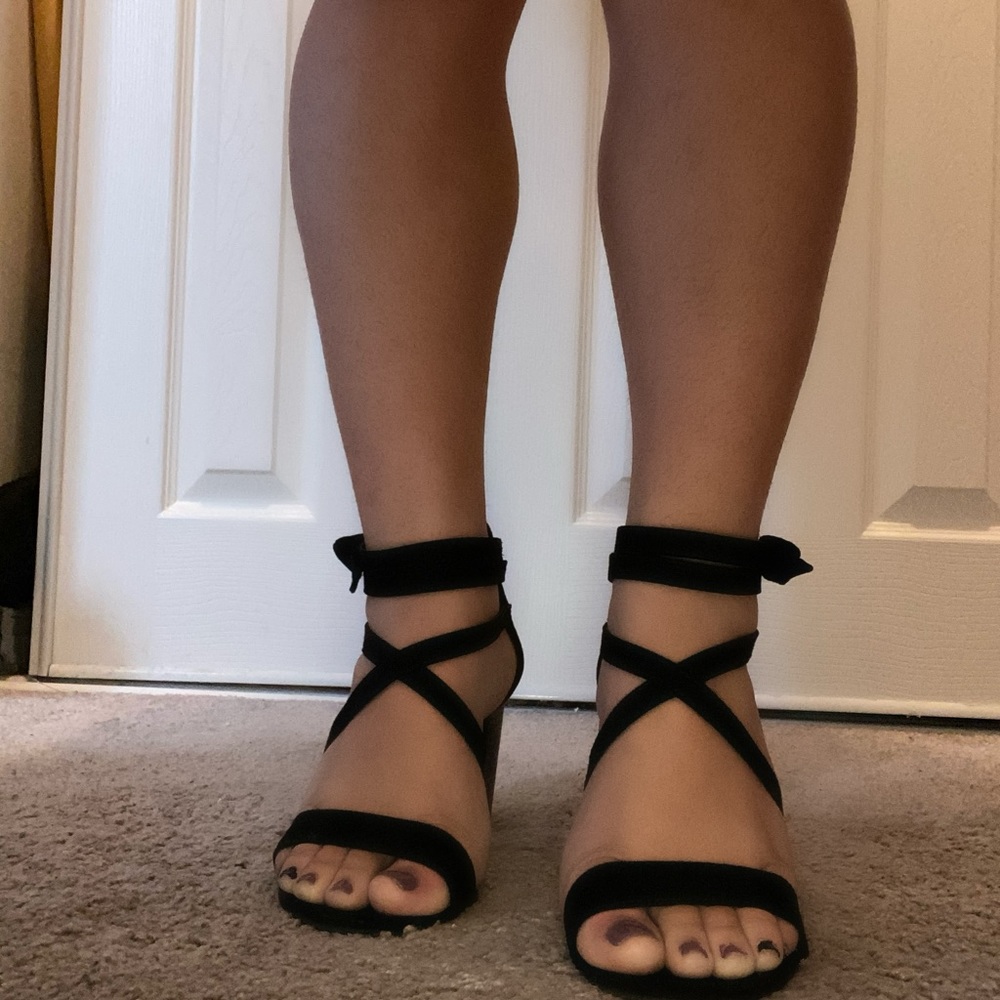 Black Strappy Highheel